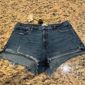 A&F Mom Short Curve Love High Rise